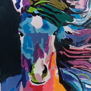 Puede incluir: Una pintura colorida de la cabeza de un caballo, renderizada en estilo pop art. La obra presenta una paleta de azules, morados, rosas y verdes, con un fondo negro. La melena del caballo parece fluir, añadiendo una sensación de movimiento.