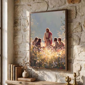 Puede incluir: Obra de arte enmarcada que representa una escena religiosa con una figura central con túnicas blancas y rojas rodeada de varias figuras en un campo de flores. La obra está en un marco de madera.