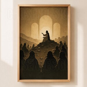 Puede incluir: Una lámina de arte mural enmarcada en tonos sepia que muestra una figura central de pie sobre una colina rocosa con los brazos levantados, dirigiéndose a una multitud sentada. El fondo presenta tres grandes arcos ante una luz circular brillante.