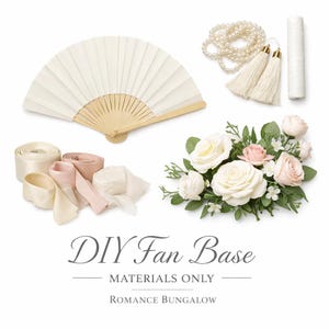 Può includere: Una collezione di materiali per un progetto fai-da-te di base per ventagli. Include un ventaglio di carta bianco, nastri color crema e rosa, una collana di perle, nappe e una composizione floreale di rose bianche e rosa. Testo: "DIY Fan Base MATERIALS ONLY ROMANCE BUNGALOW."