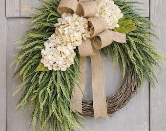 聖パトリックの日の緑のリース、素朴なアジサイの農家風デコレーション、黄麻布のリボンで飾ったアイルランドの春のポーチデコレーション