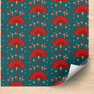Può includere: Carta da parati color verde acqua con un motivo ripetuto di ventagli rossi, lanterne e fiori rosa. I ventagli hanno dettagli dorati e nappe. Il design si ispira ai motivi culturali asiatici.