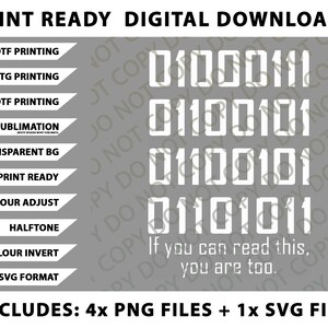 Op de afbeelding: Grafische ontwerpelementen voor digitale download. Bevat binaire code, tekst en ontwerpopties voor DTF-, DTG- en sublimatieprinten. Met de tekst "Als je dit kunt lezen, ben je het ook." Bevat 4 PNG-bestanden en 1 SVG-bestand.