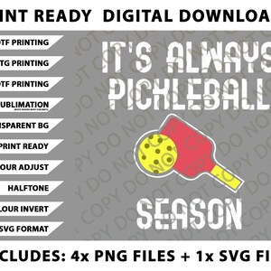 Può includere: Grafica digitale scaricabile con il testo "It's Always Pickleball Season" e un'illustrazione di racchetta e pallina da pickleball. Include 4 file PNG e 1 file SVG. Perfetto per la stampa DTF, DTG, UVDTF e sublimazione.