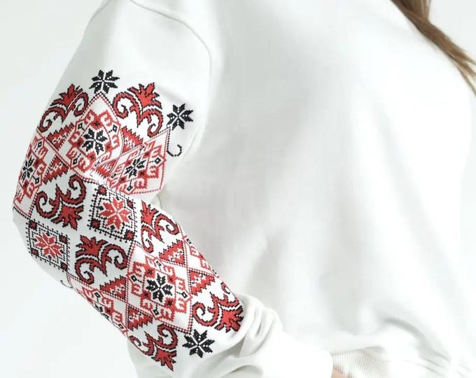 Sweatshirt with embroidery on the sleeves.
