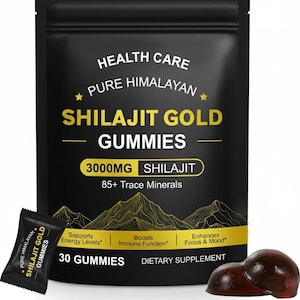 Op de afbeelding: Een zwarte zak Shilajit Gold Gummies met de tekst "Health Care Pure Himalayan Shilajit Gold Gummies". De zak vermeldt ook "3000MG Shilajit" en "85+ Sporenelementen". Een klein zakje en twee gummies zijn ook zichtbaar.