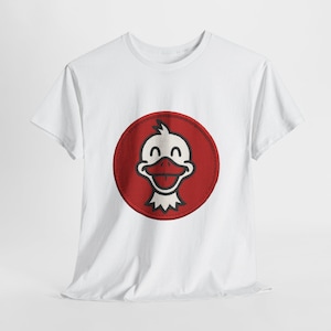 Chemise en forme de canard souriant, T-shirt avec empiècement style broderie, T-shirt avec écusson animal rond rouge, Haut à motif colvert en dessin animé, Vêtements en coton doux blanc, oeuvre d'art