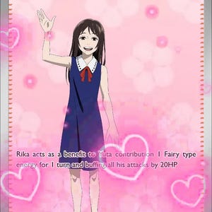 Peut inclure: Une carte à collectionner représentant un personnage de style anime nommé Rika, portant une robe bleu foncé sans manches avec un col blanc et un nœud rouge. Le fond est rose tendre avec des cœurs lumineux et des motifs floraux blancs.