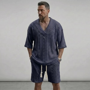 Minimalistische gebreide zomerset voor heren | Shirt en short met V-hals en structuur | Casual tweedelig outfit