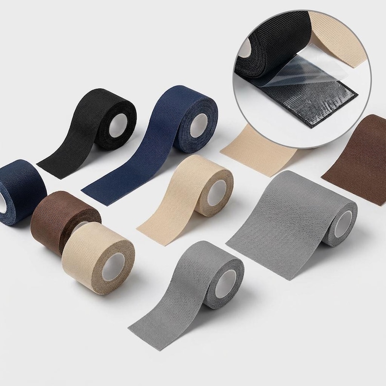 Pu&ograve; includere: Assortimento di rotoli di nastro kinesiologico atletico in vari colori, tra cui nero, blu navy, marrone, beige e grigio. Il nastro strutturato &egrave; progettato per il supporto muscolare e la prevenzione degli infortuni. I rotoli sono esposti su sfondo bianco.