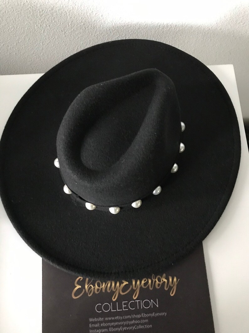 Wide brim black pearl fedora Will look super cute at an outdoor event such as the rodeo! Texas style for sure