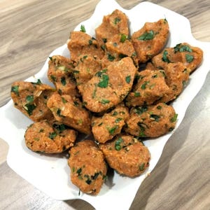 Bolinhos de lentilha, petisco de lentilha vermelha, prato vegano/vegetariano, aperitivo tradicional turco, receita em PDF