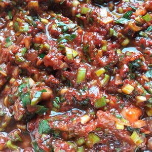 Muhammara, voorgerecht chilipasta, veganistische snack, eenvoudig recept, traditionele smaken, speciaal voorgerecht, Anatolische keuken