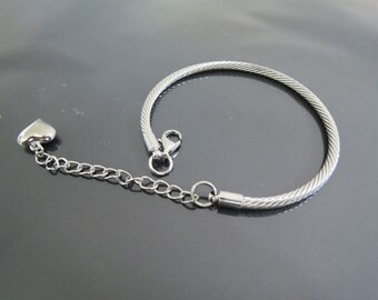 Bracelet - Finding Silver Stainless Steel Stretchable with Clasp and Heart deco ( Inside diameter 5.5cm )