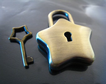 Finding - 1 pc of Antique Brass Star Shape Large Working Padlock or Clasp With 1 Key 42mm x 30.5mm x 9mm
