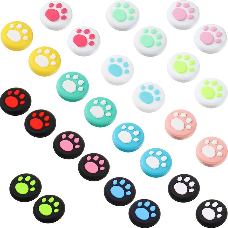 Puede incluir: Un conjunto de coloridos agarres para pulgar de joystick con dise&ntilde;os de huellas de patas. Los agarres vienen en varios colores, incluyendo amarillo, rojo, negro, rosa, azul y verde, con huellas de patas blancas. Estos accesorios est&aacute;n dise&ntilde;ados para mandos de juegos.