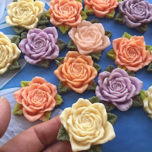 Groot: 20 stuks geassorteerde cabochon/camee-bedels van 45 mm van 45 mm: rozenbloem met groene bladeren