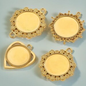 Peut inclure: Quatre pendentifs en métal doré avec des centres circulaires en creux pour sertissage. Un pendentif possède un cadre en forme de cœur, tandis que les trois autres présentent des bordures décoratives florales ou en rayons de soleil avec des anneaux.