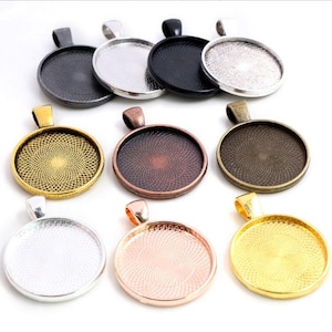 Könnte beinhalten: Sortiment von 10 runden Metall-Anhänger-Tabletts mit verschiedenen Oberflächen, darunter Silber, Gold, Schwarz, Kupfer und Bronze. Jedes Tablett hat ein dekoratives Wirbelmuster.