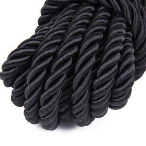 Puede incluir: Cordón elástico negro, retorcido y enrollado, para proyectos de manualidades y bricolaje.