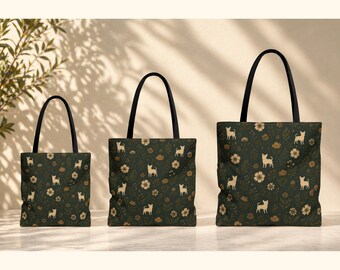 Peut inclure: Trois sacs fourre-tout de différentes tailles, avec un motif vert foncé orné de silhouettes de chiens et de motifs floraux beiges. Les sacs ont des anses noires. Idéal pour le transport.