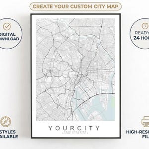 Può includere: Una stampa di mappa della città incorniciata in scala di grigi con bordo nero. La mappa mostra strade e corsi d'acqua. Il testo include "YOURCITY" e "CREATE YOUR CUSTOM CITY MAP". Il testo aggiuntivo indica "DOWNLOAD DIGITALE", "PRONTO IN 24 ORE", "9 STILI DISPONIBILI" e "FILE AD ALTA RISOLUZIONE".