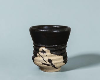 Mini jarrón portacerillas de gres hecho a mano, esmalte negro marfil, decoración rústica moderna para escritorio.