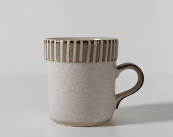 Taza de gres vintage Kasuga – taza de café de cerámica moteada con borde acanalado