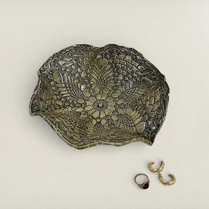 Portaoggetti in ceramica fatto a mano con trama in pizzo - contenitore portagioie in ceramica rustica