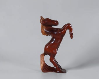 Escultura de caballo tallada en madera, arte popular.