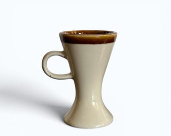 Taza de capuchino de cerámica vintage – Taza de café con base de pedestal color crema y borde esmaltado marrón con efecto goteo.