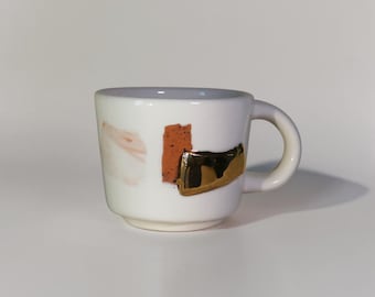 Taza de cerámica hecha a mano con esmalte abstracto y detalles dorados.