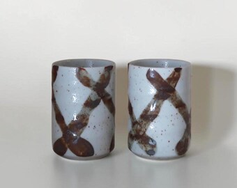 Vasos de cerámica de estudio – Juego de 2 tazas de gres con diseño abstracto en forma de X pintadas a mano