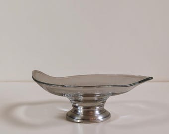 Bol de cristal transparente de estilo vintage con base de pedestal plateada.