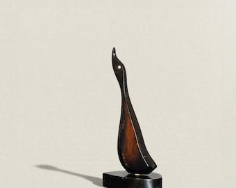 Escultura de cisne de madera tallada de estilo vintage – Figura abstracta de pájaro de mediados de siglo sobre base.