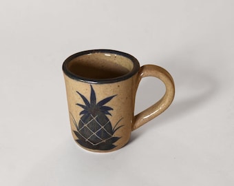 Mini taza de cerámica con diseño de piña de Mahon Pottery