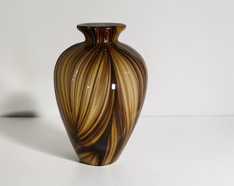 Jarrón de vidrio artístico soplado a mano con diseño de remolinos ámbar y marrón, Murano