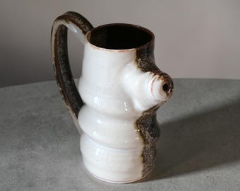 Jarra de cerámica vintage de estudio con forma figurativa, con rostro y pico de diseño escultórico.