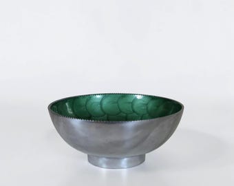 Bol de aluminio martillado y esmalte verde – Bol para servir con pedestal de mediados de siglo