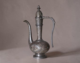 Jarra de plata grabada de estilo vintage – Tetera decorativa de metal ornamentada con tapa abatible