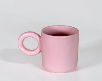 Taza de loza rosa vintage con asa redonda – Taza de café minimalista en tonos pastel
