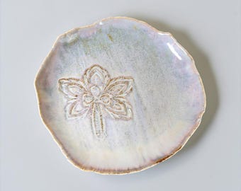 Plato de gres vintage con diseño floral en relieve – Plato decorativo con borde festoneado
