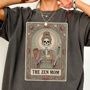 Chemise zen pour maman avec carte de tarot Comfort Colors®, t-shirt zen pour maman avec squelette et yoga, t-shirt pour maman yoga spirituel, cadeau méditation pour maman, haut bohème mystique pour maman