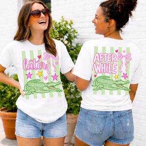 Peut inclure: T-shirts blancs avec un motif d'alligator vert et du texte. L'un dit "later" avec des cœurs roses, des étoiles et un nœud. L'autre dit "after while" avec des graphiques similaires et des rayures vertes et blanches.