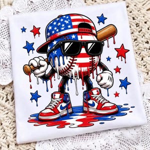 Può includere: Una t-shirt bianca con la grafica di un personaggio da baseball che indossa un cappellino con il motivo della bandiera americana, occhiali da sole neri e scarpe da ginnastica alte rosse, bianche e blu, che tiene una mazza da baseball.