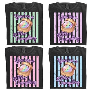 Puede incluir: Cuatro camisetas negras con el texto "You're a Glitter Dumpling" y un diseño de dumpling de dibujos animados. El diseño presenta un dumpling de color arcoíris en una cesta de vapor de madera, sobre fondos de rayas verticales en varios colores pastel.