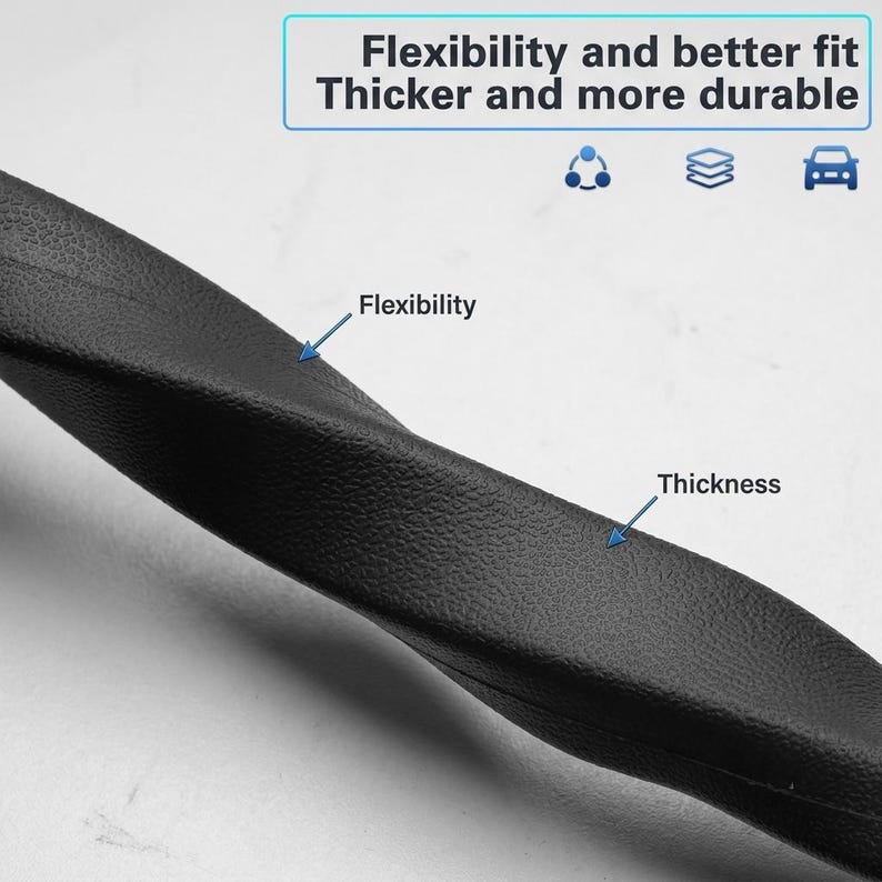 Puede incluir: Un material negro y texturizado para funda de volante con un dise&ntilde;o retorcido. El texto en la imagen dice: Flexibility and better fit, Thicker and more durable, Flexibility y Thickness. Se incluyen iconos de conexi&oacute;n, capas y un coche.