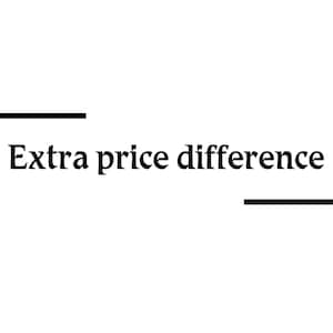 Könnte beinhalten: Ein Grafikdesign mit dem schwarzen Text Extra price difference, zentriert auf weißem Hintergrund. Der Text ist zwischen zwei horizontalen schwarzen Linien platziert, wobei sich eine Linie links über dem Text und eine rechts unter dem Text befindet.