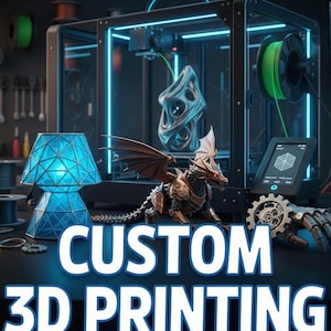 Puede incluir: Una impresora 3D con una escultura plateada en proceso, una figura de dragón detallada y una lámpara geométrica azul. La imagen presenta el texto "CUSTOM 3D PRINTING" en letras blancas en negrita sobre un fondo azul.