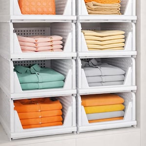 Może przedstawiać: Zestaw trzech ceramicznych kubków z nakrapianym, matowym wykończeniem. Kubki są w odcieniach kremu, jasnoszarym i ciemnoszarym. Każdy kubek ma prosty, minimalistyczny design, idealny do kawy lub herbaty.